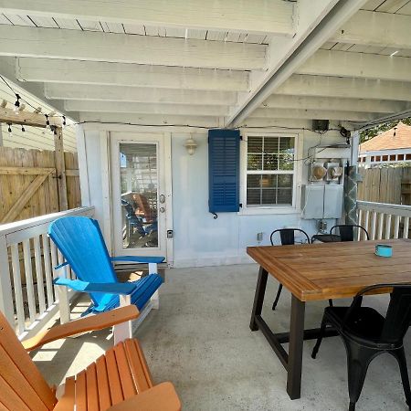 Seablue Cottage - Downstairs; 2 Blocks To The Beach ガルベストン エクステリア 写真