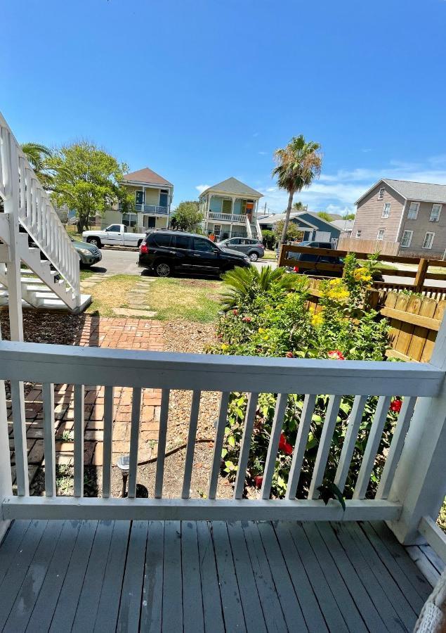 Seablue Cottage - Downstairs; 2 Blocks To The Beach ガルベストン エクステリア 写真
