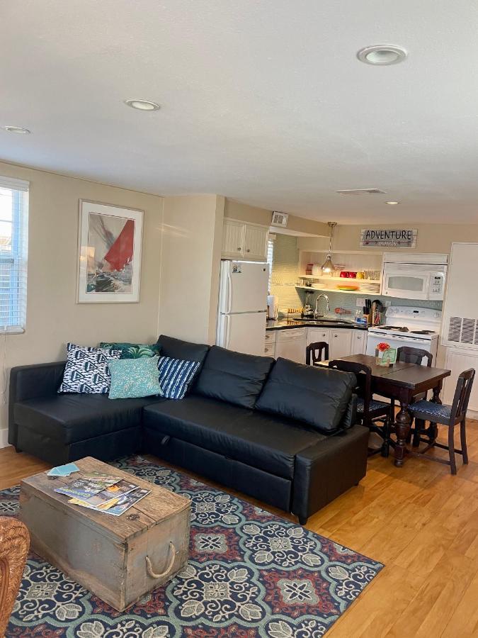 Seablue Cottage - Downstairs; 2 Blocks To The Beach ガルベストン エクステリア 写真