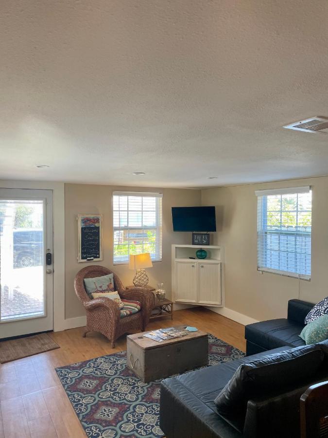 Seablue Cottage - Downstairs; 2 Blocks To The Beach ガルベストン エクステリア 写真