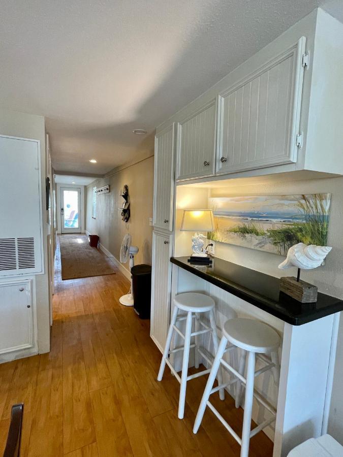 Seablue Cottage - Downstairs; 2 Blocks To The Beach ガルベストン エクステリア 写真
