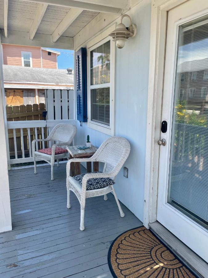 Seablue Cottage - Downstairs; 2 Blocks To The Beach ガルベストン エクステリア 写真
