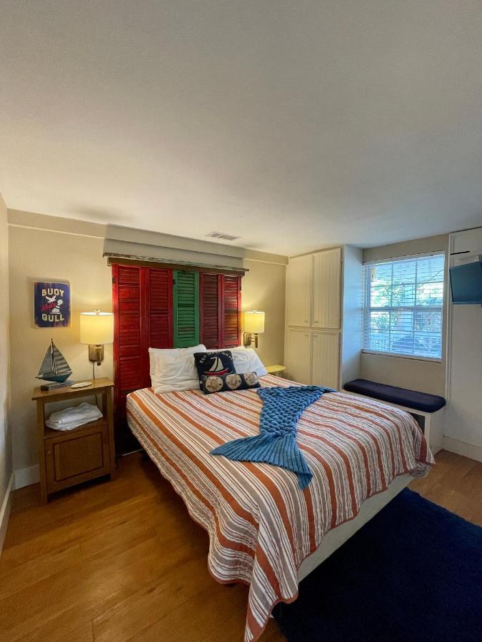 Seablue Cottage - Downstairs; 2 Blocks To The Beach ガルベストン エクステリア 写真
